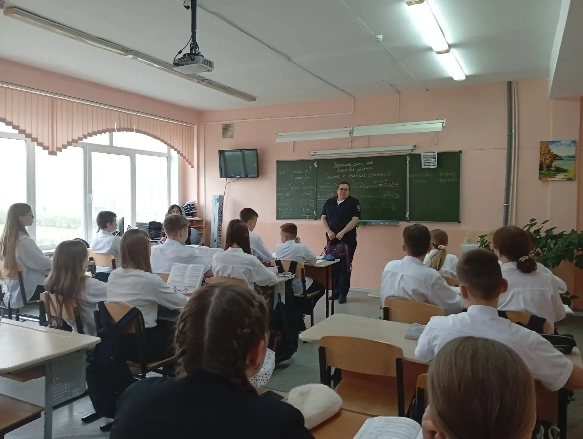 В преддверии летних каникул сотрудник ГИБДД выступил перед учащимися 6 и 7 классов, напомнив правила