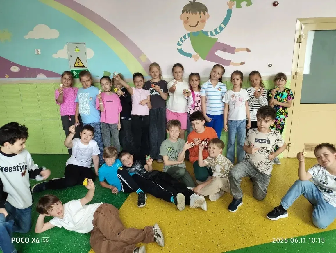 ☀️ Сегодняшний день в лагере был посвящен безопасности, творчеству и активному отдыху.

🎨Ребята пос
