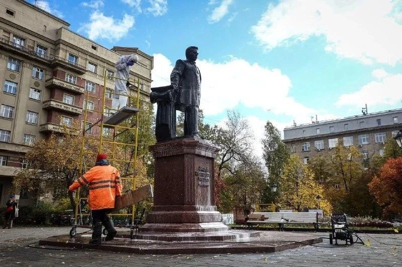 🤡 Памятник Крячкову в Новосибирске вымыли клоуны