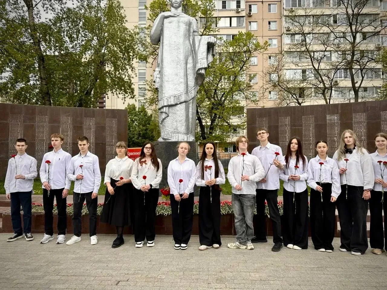 В преддверии Дня Победы наши ученики почтили память героев  📌 В эти особенные дни, когда вся страна 