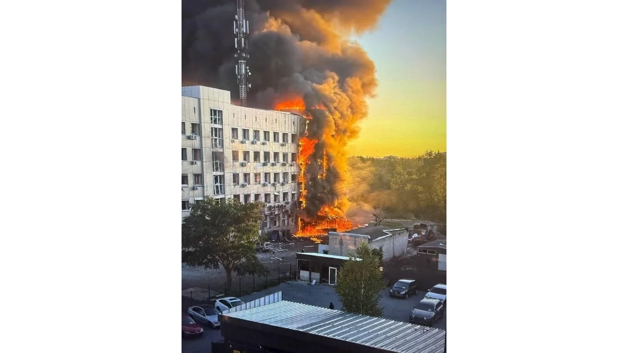 🔥 В Павлограде зафиксирован прилёт БПЛА «Герань» по административному корпусу ЧАО «ДТЭ...