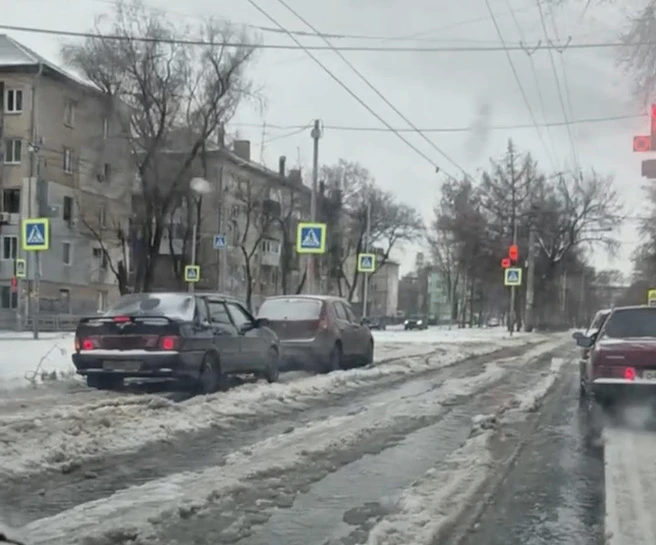 В Самаре на Безымянке разлилась гигантская коммунальная "река"  Фото: Метель и прорыв — чудесный ден