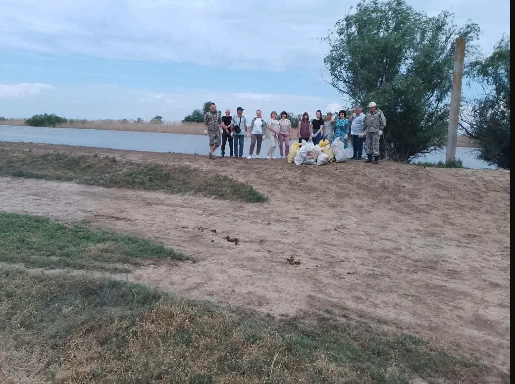 Сотрудники нашего учреждения регулярно участвуют в экологических акциях по уборке терри...