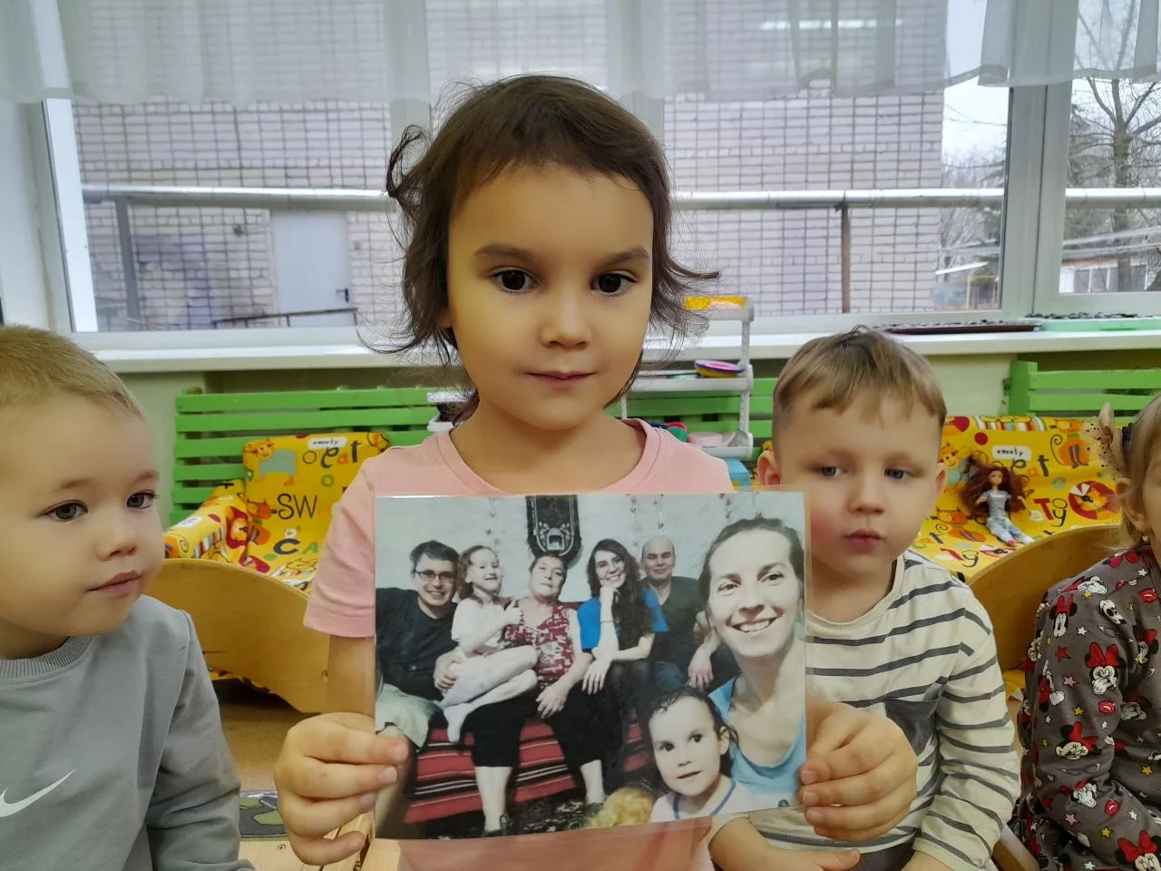 Утренний круг в детском саду — это кратковременный режимный момент в начале дня, где де...