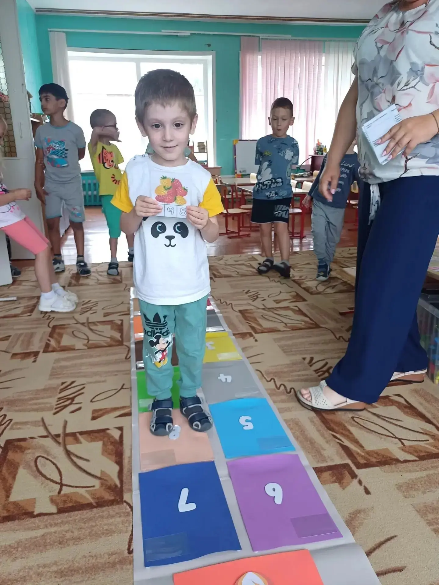 Мы все в детстве играли в классики — чертили мелом квадратики на асфальте, прыгали на о...
