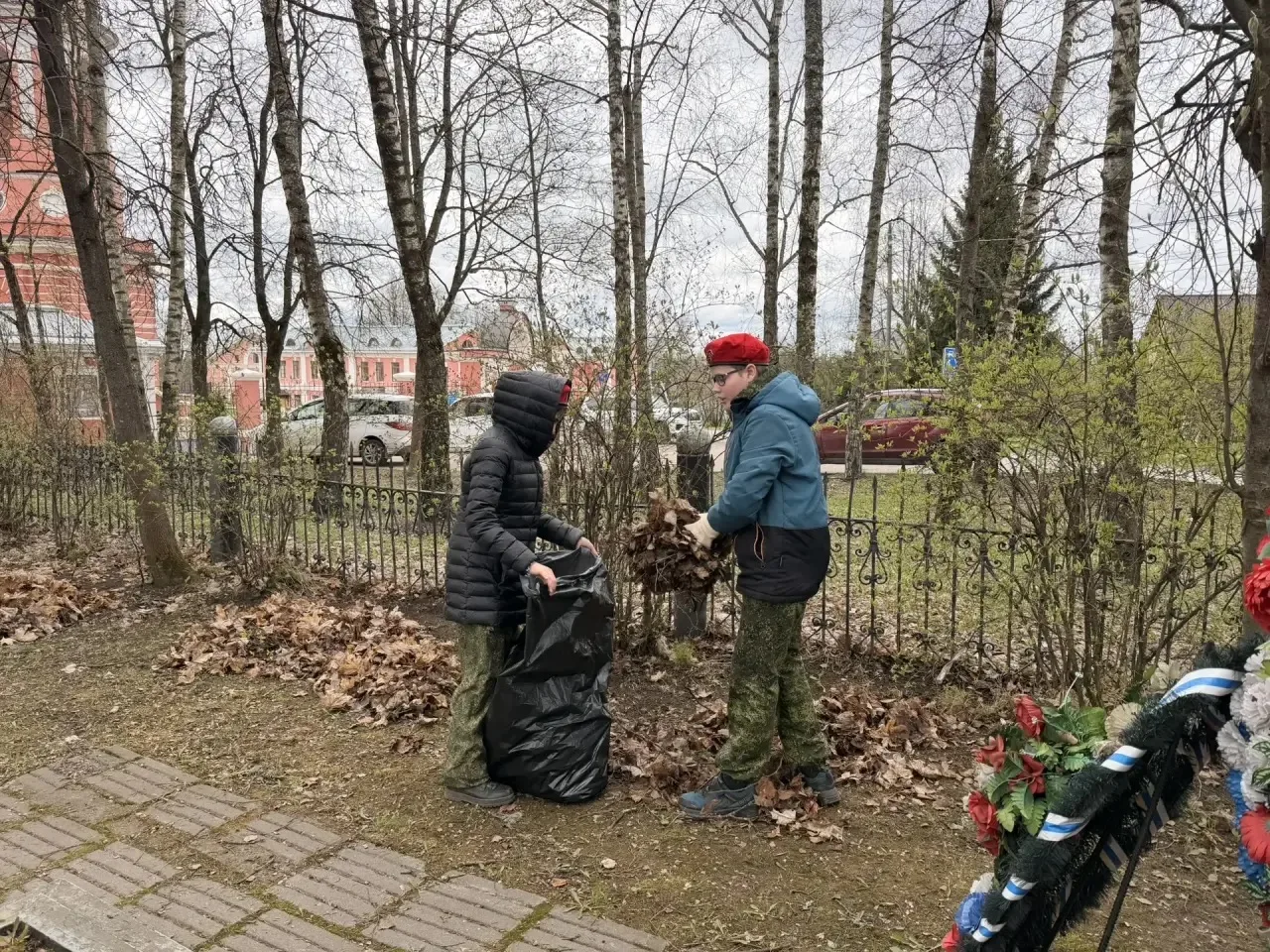 Юнармейцы отряда «Сокол» приняли участие в акции «Я помню» и провели уборку на территории братской м