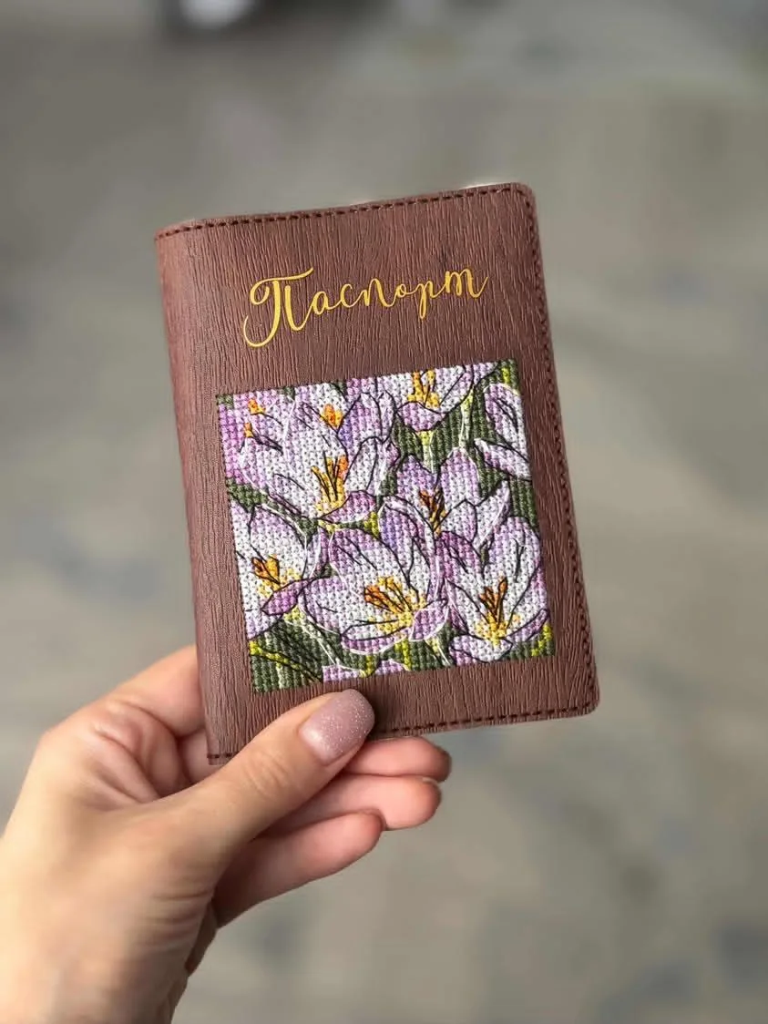 Недавно увидела крутую обложку для паспорта с вышивкой. Обратите внимание, как органичн...