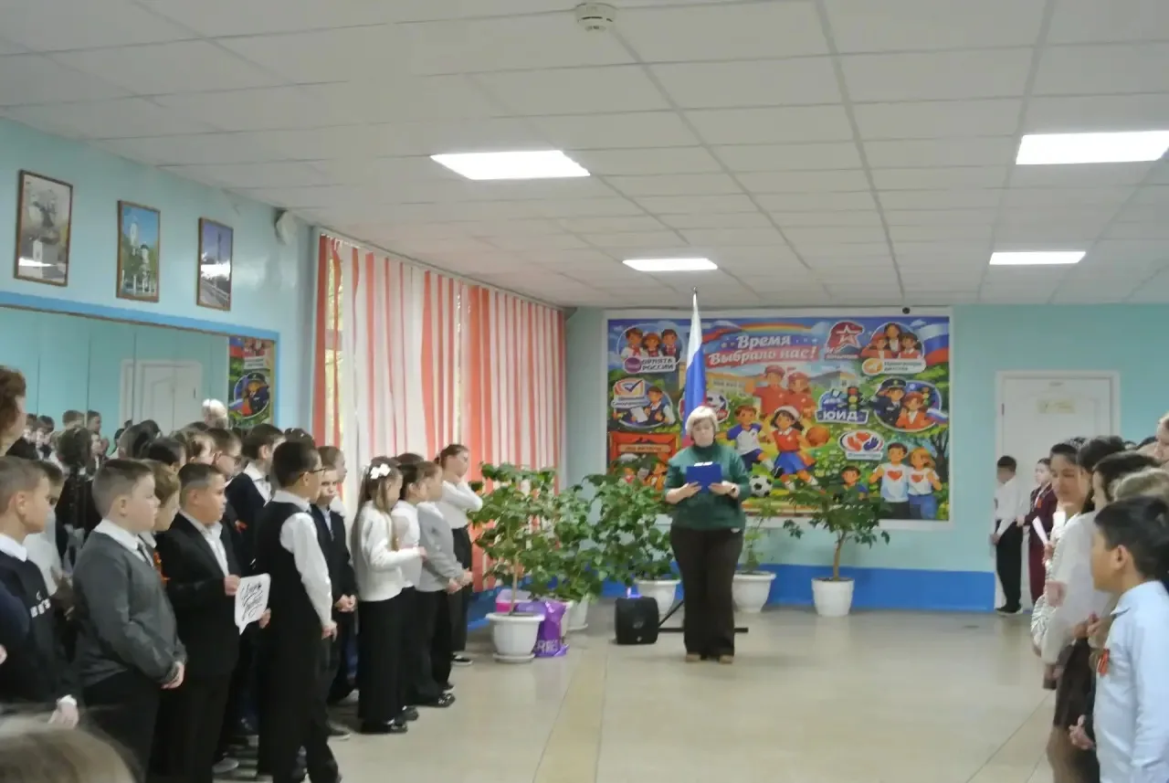 🔔 Утро понедельника, 4 мая 2026 года, в нашей школе началось с традиционной торжественной линейки, п