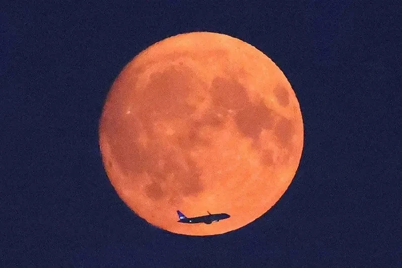 🌖 В ночь с 27 на 28 августа произойдёт редкое полнолуние, которое совпадёт с лунным за...