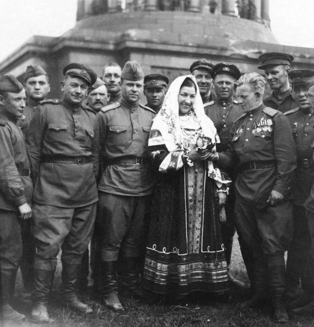 Раньше артисты ехали в землянки, под обстрелы, в госпиталя. Не за деньги, не за звание «Заслуженный»
