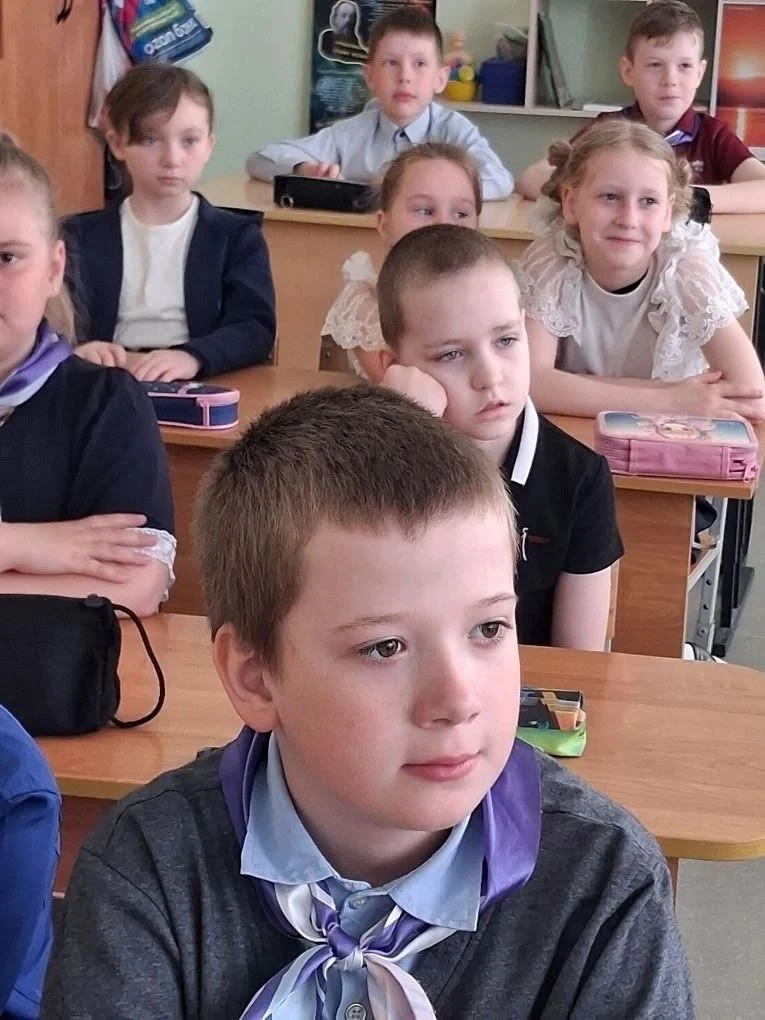 18 мая в МБОУ "Инякинская СОШ" традиционно новая учебная неделя началась с поднятия фла...