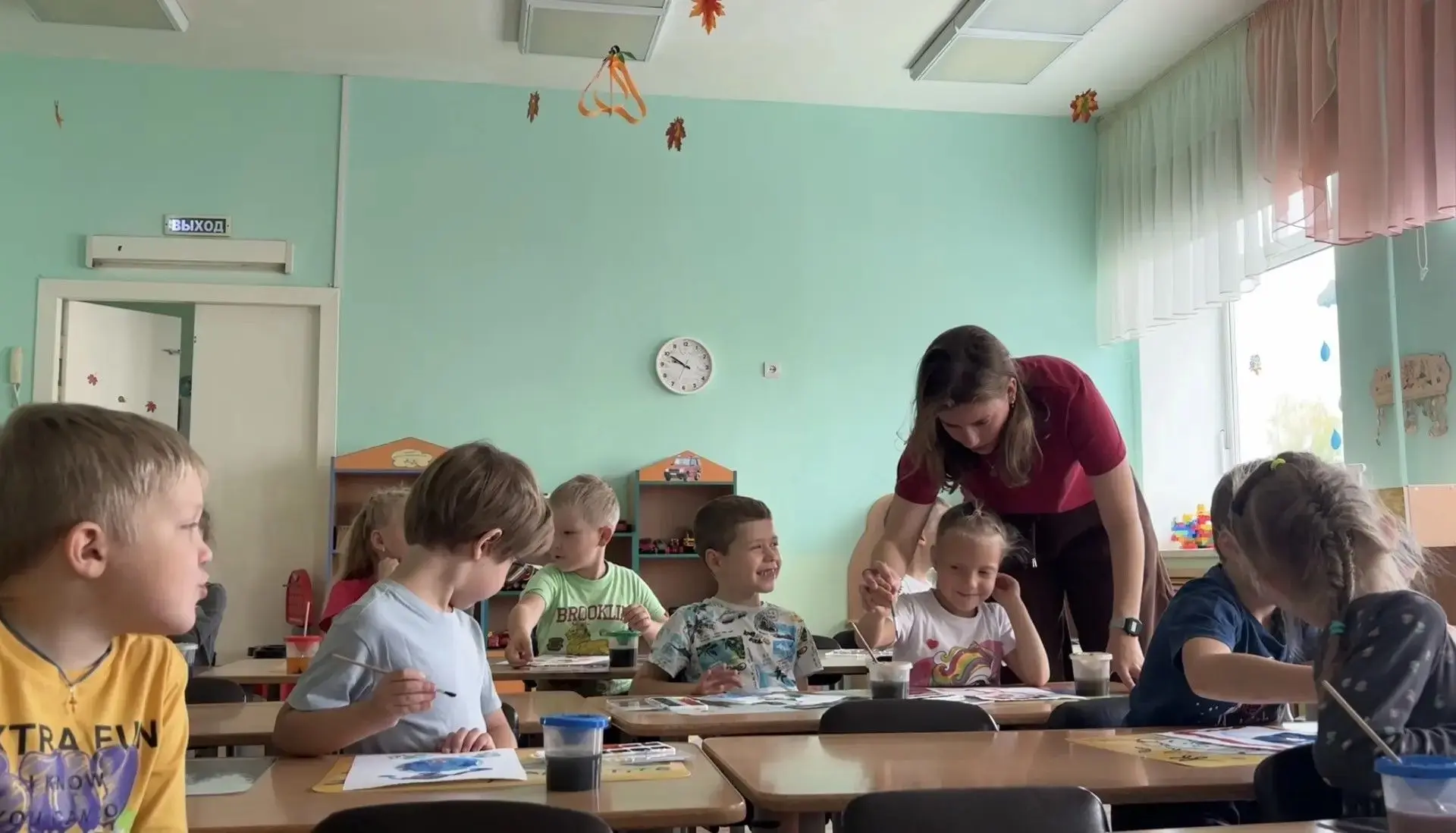 «Солнышки» сделали осенние листья в технике пластилинография 🍂 Вырезали листок и разма...