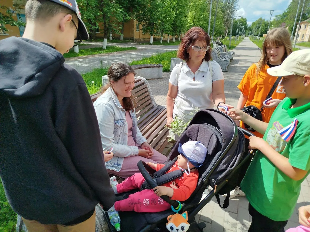 Наш город наполняется праздничным настроением! 🎉🙌
В преддверии Дня России дружный отряд "Верные др