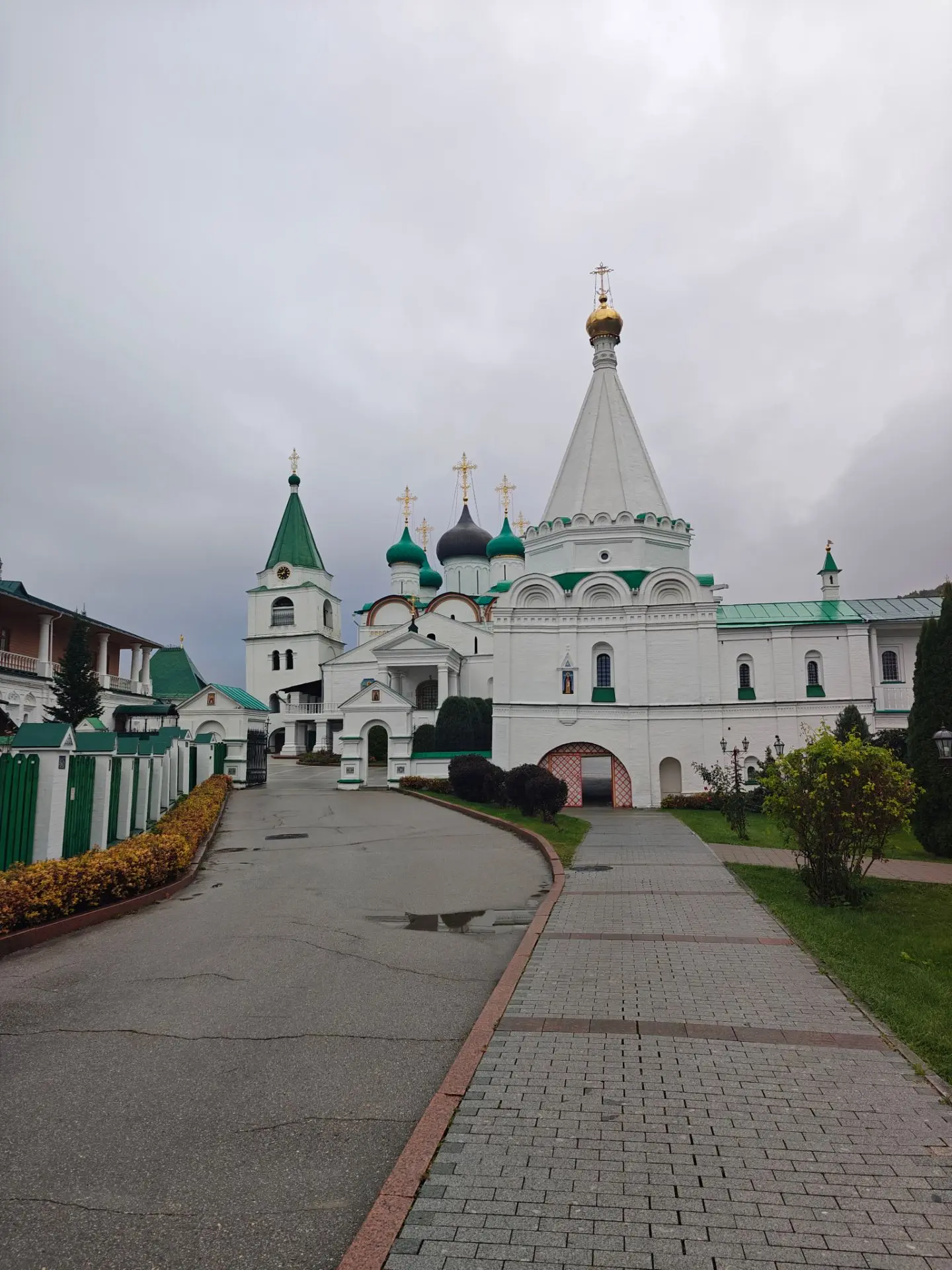 Архитектурный ансамбль включает: