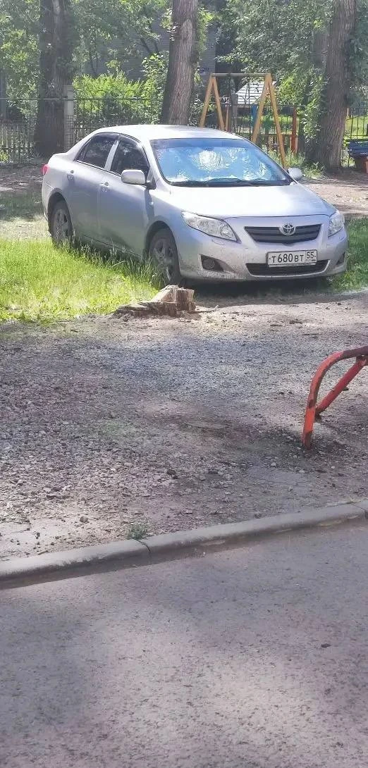 Анон, плиз
Парковка на траве на детской площадке.

Подпишись 📌 max.ru/shtraf55