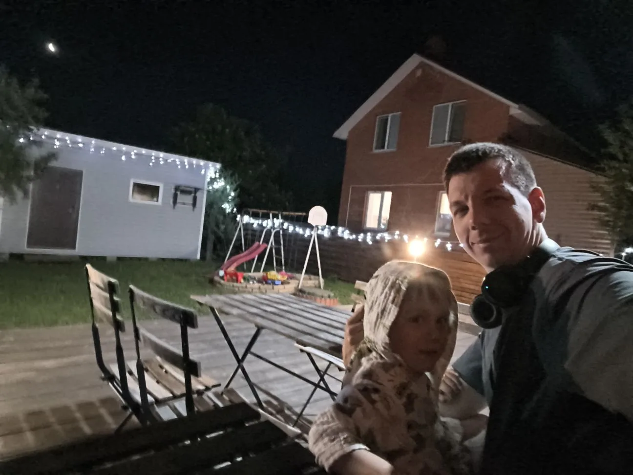 Сидим с сыном на террасе. Болтаем, смотрим на луну, мечтаем.