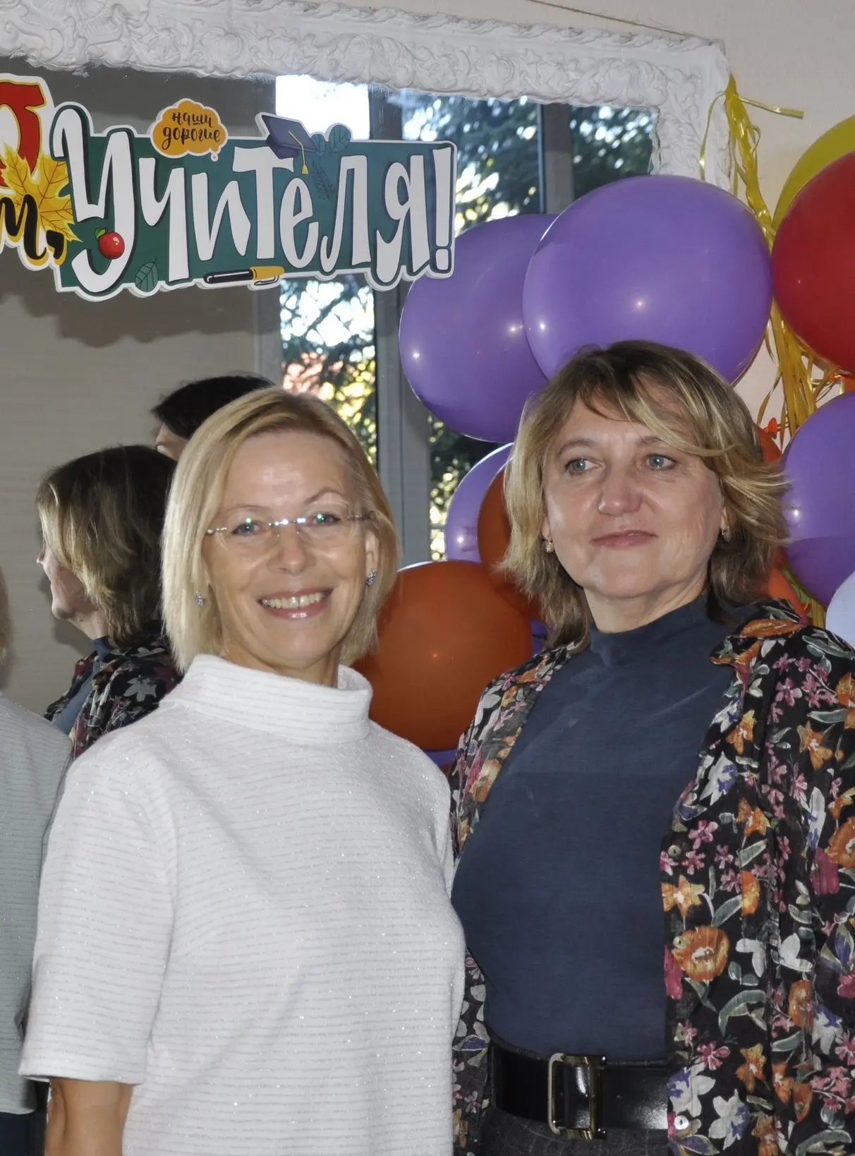 "ДЕНЬ РОЖДЕНИЯ" 💐  23 марта Первая гимназия поздравляет с Днём рождения учителя биологии Олесю Викто
