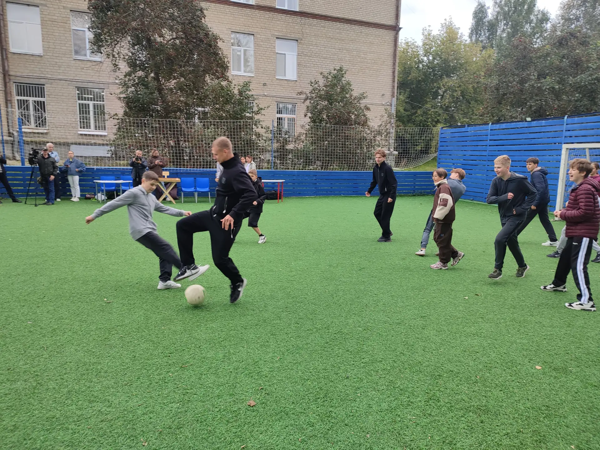 ⚽ В школу не только с букварём, но и с футбольным мячом: футболисты ФК «Урал» провели у...