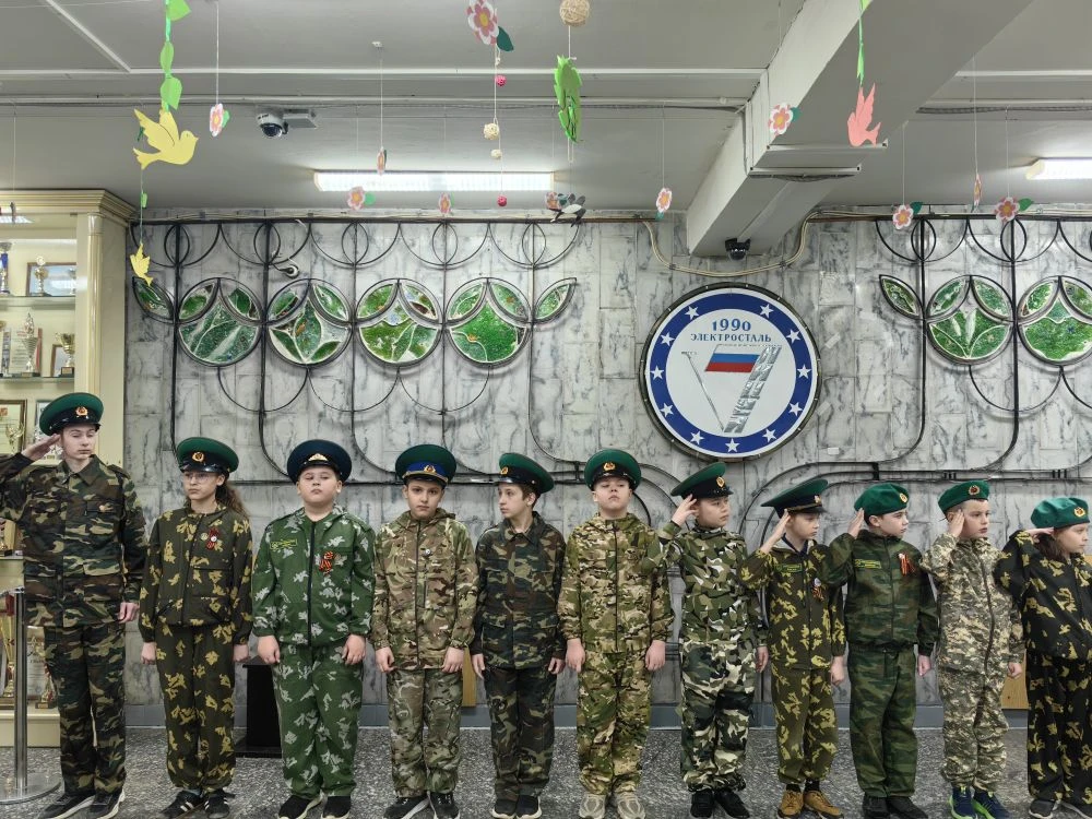 ⚡️📝РАЗГОВОРЫ О ВАЖНОМ  🇷🇺 Утро понедельника в нашем лицее  традиционно началось с торжественной лине
