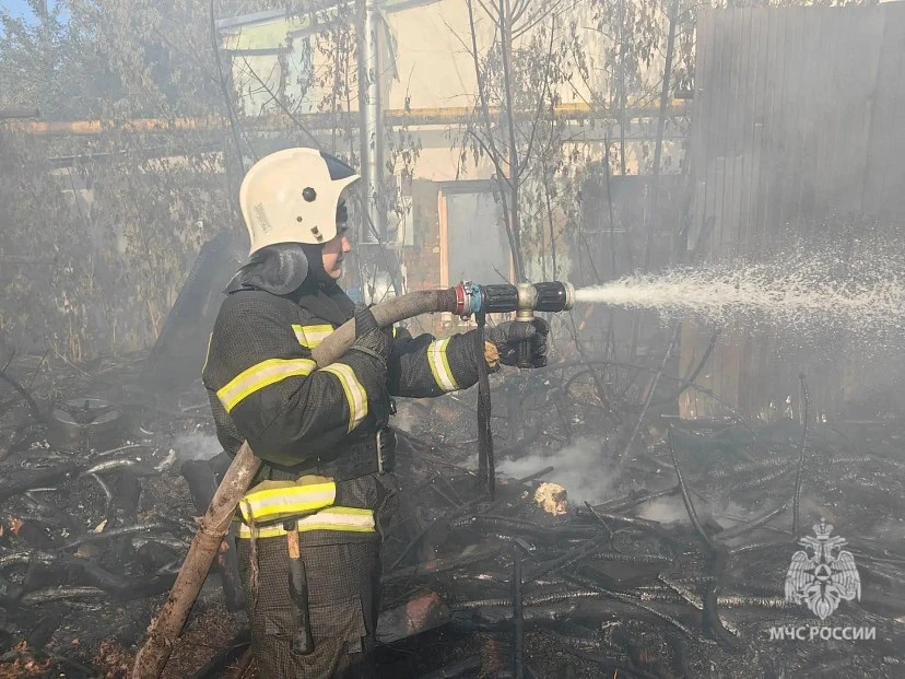 🚒 Саратовские пожарные тушили дачный домик и вагончик