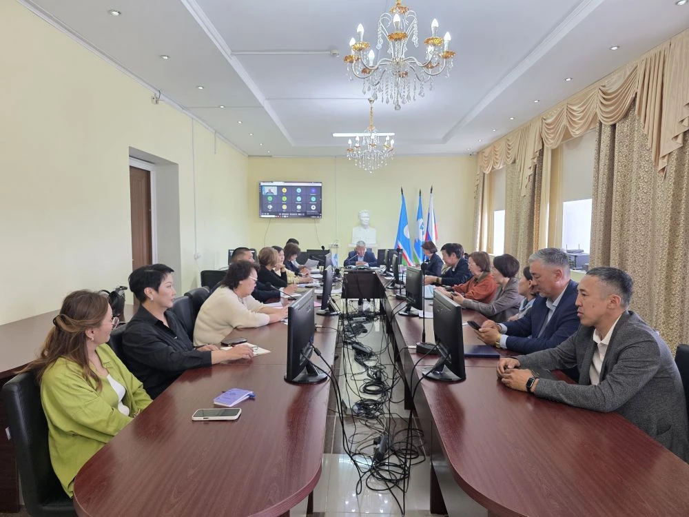 Улуус баһылыга үөрэх тэрилтэлэрин салайааччыларын кытта көрүстэ
