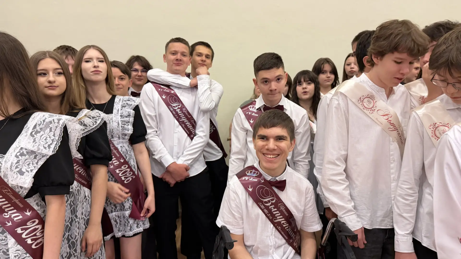 🎓 С праздником, выпускники!  Сегодня, 26 мая 2026 года, наш школьный двор снова наполнился звуками п