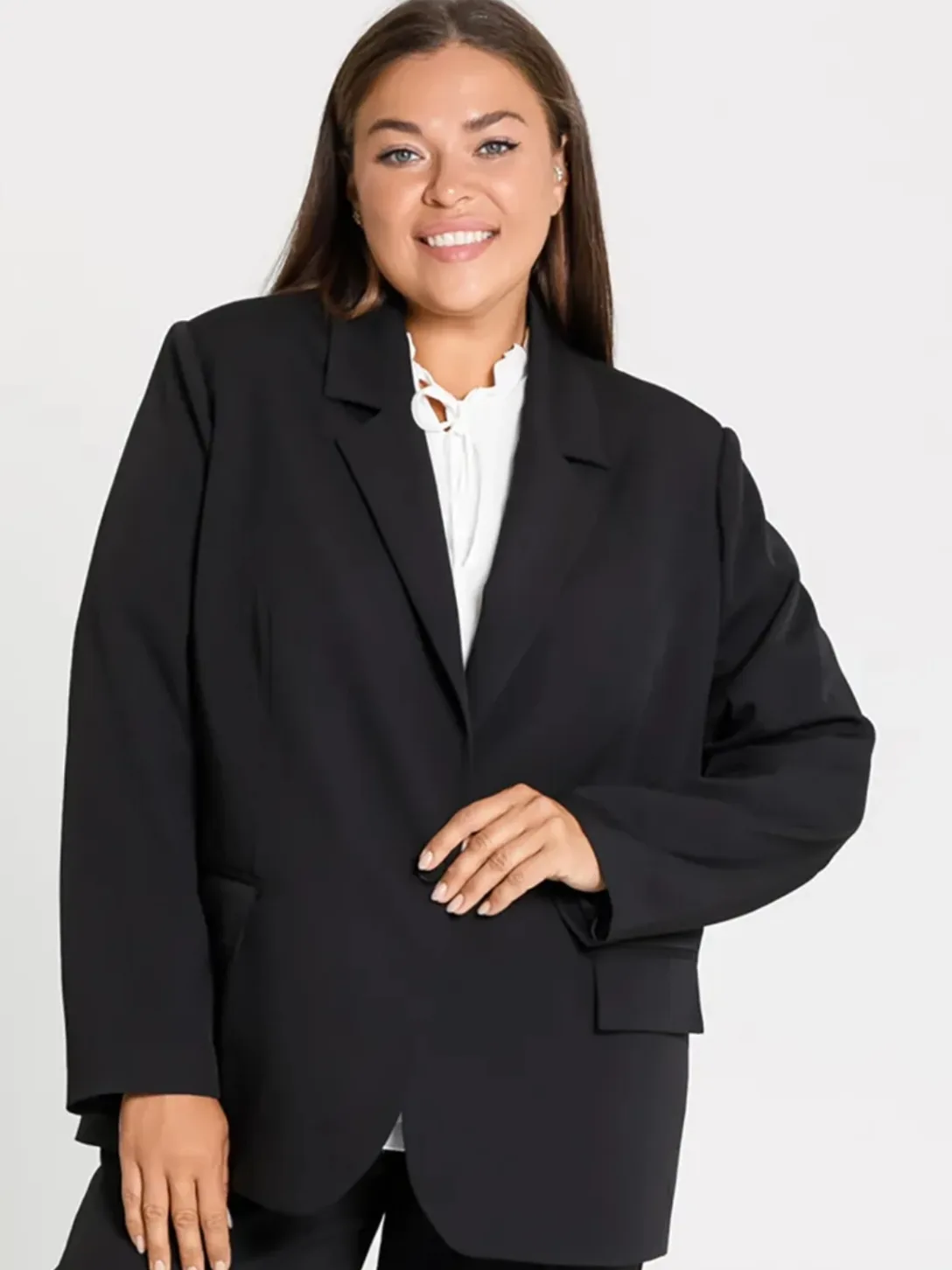Пиджаки Plus Size на осень и на прохладную погоду с Wildberries
🔸Пиджак черный на пуговицах, полиэс