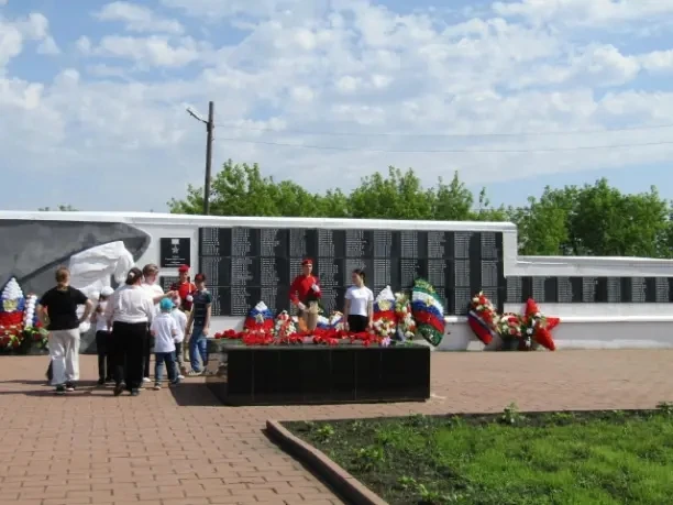 Дорогие друзья! С давних пор зародилась традиция, когда защитники Брестской крепости после войны, со