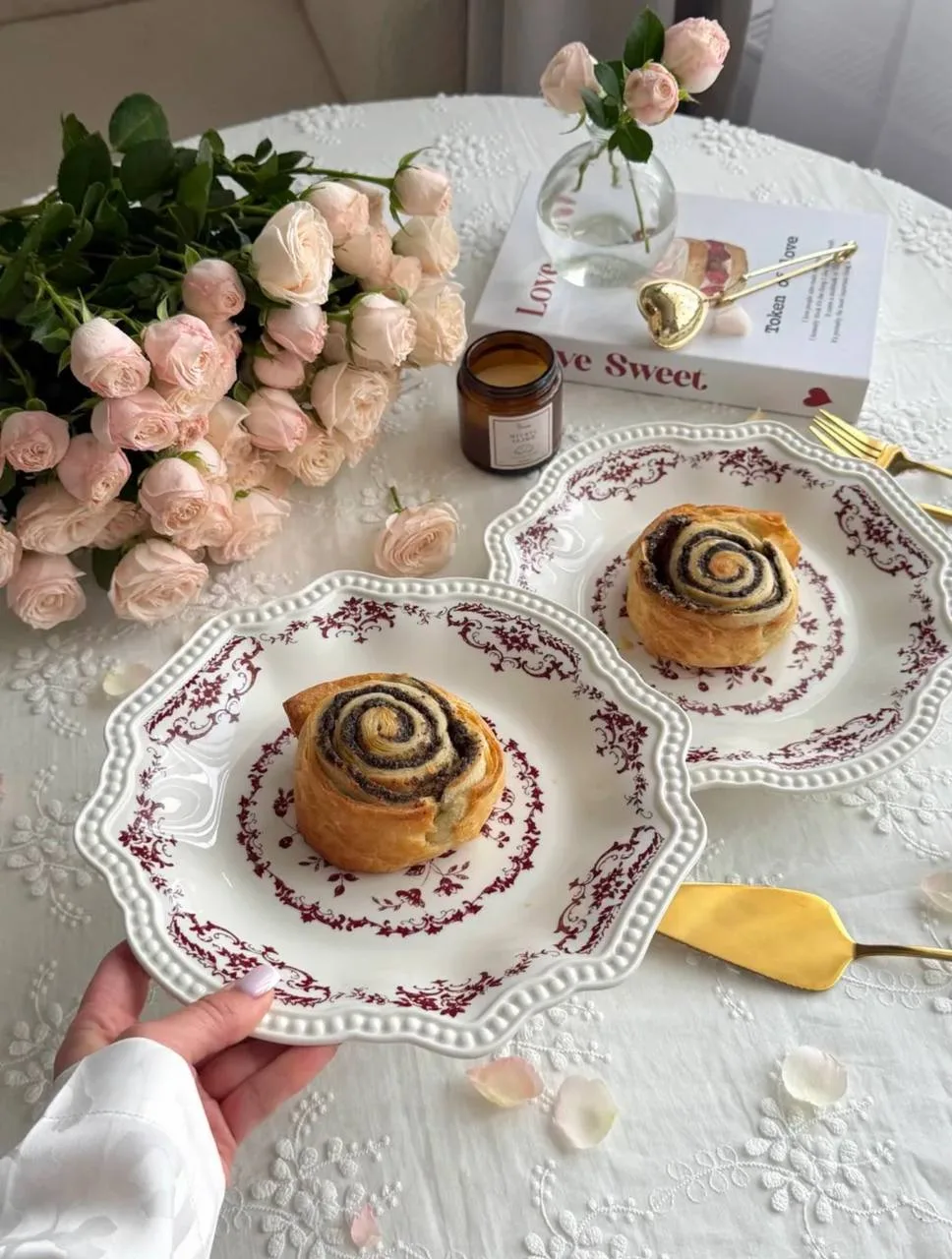 Вчера вечером расписным эмалированным ковшиком с розами цвета коралла и щербинкой на ободке меня нак