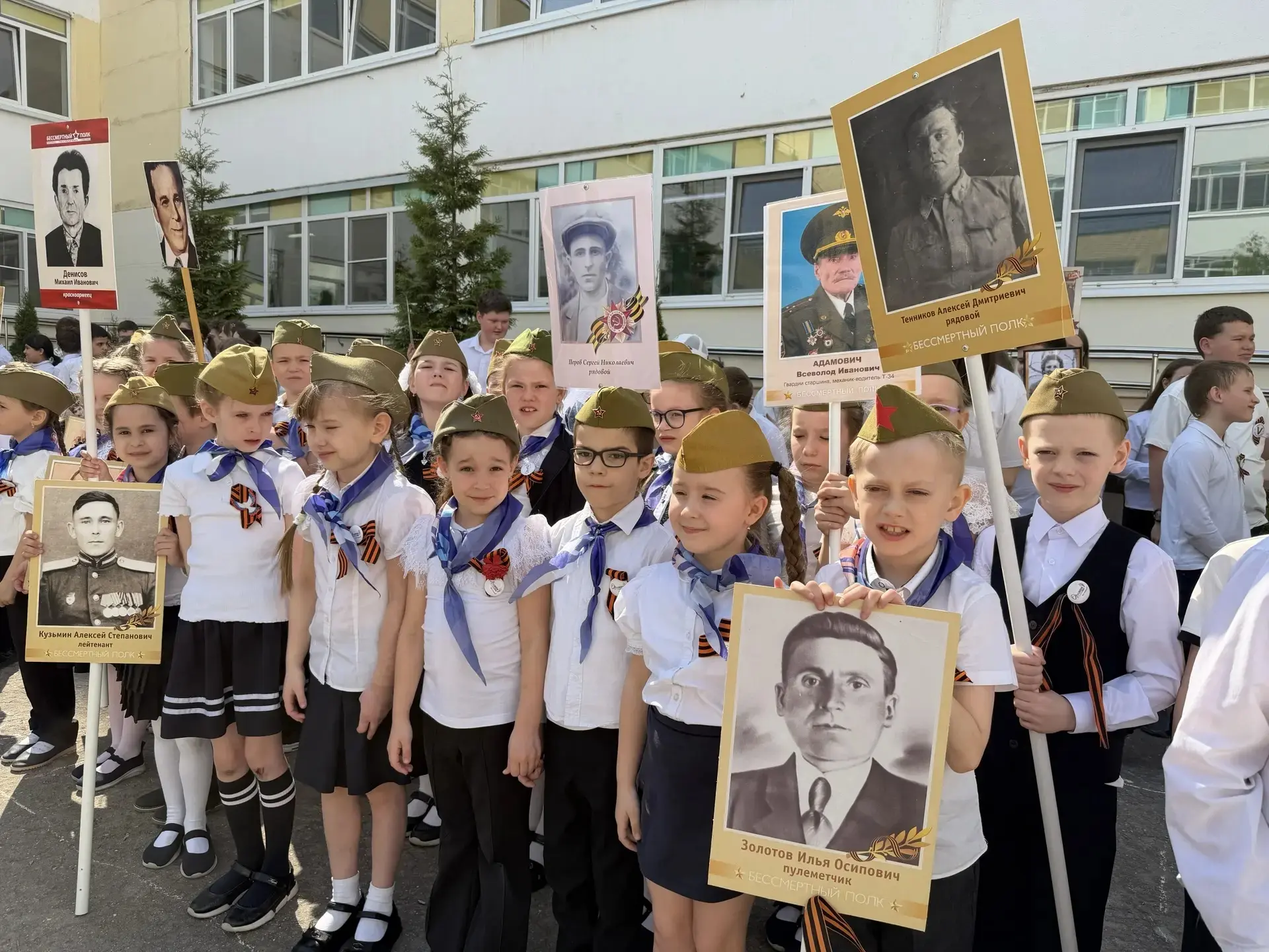 🎗️🎖️В Центре образования прошла акция «Бессмертный полк»  В преддверии Дня Победы в Центре образован
