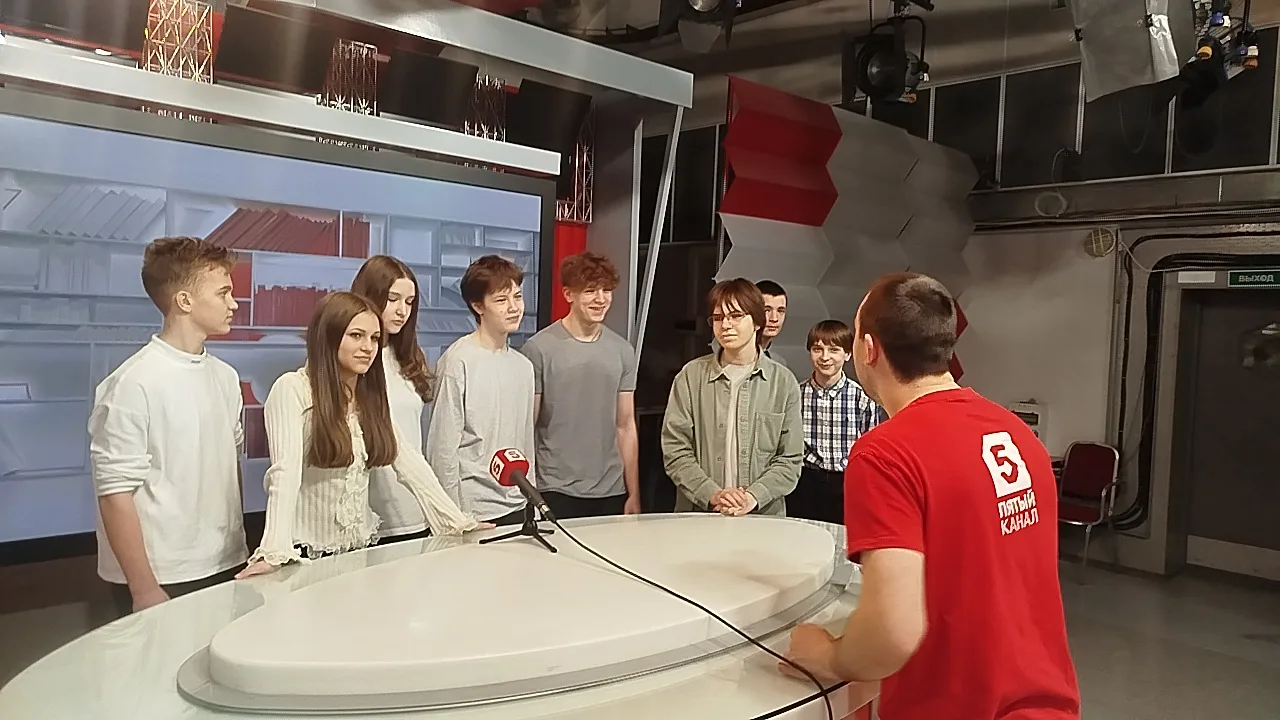📽🎥📹Вчера ученики 7 "Б" и 8 "В" классов посетили экскурсию на 5 канал. Ребятам показали настоящий съё