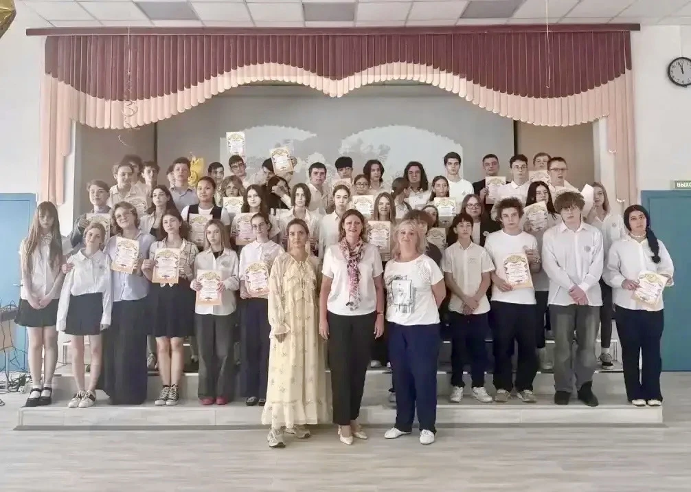 🚀📚 НАГРАЖДЕНИЕ УЧЕНИКОВ 9-Х КЛАССОВ  Директор ГБОУ ИТШ Елена Александровна Рыбальченко поздравила де