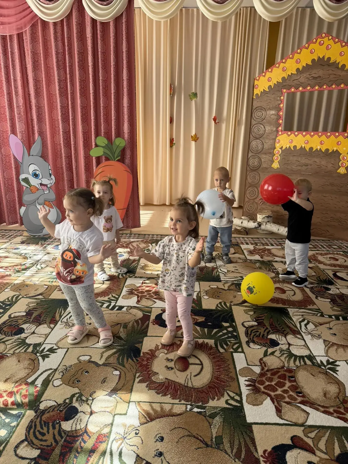 Сегодня в группе раннего возраста "Бусинки" было по-настоящему сказочно. Воспитатели ус...