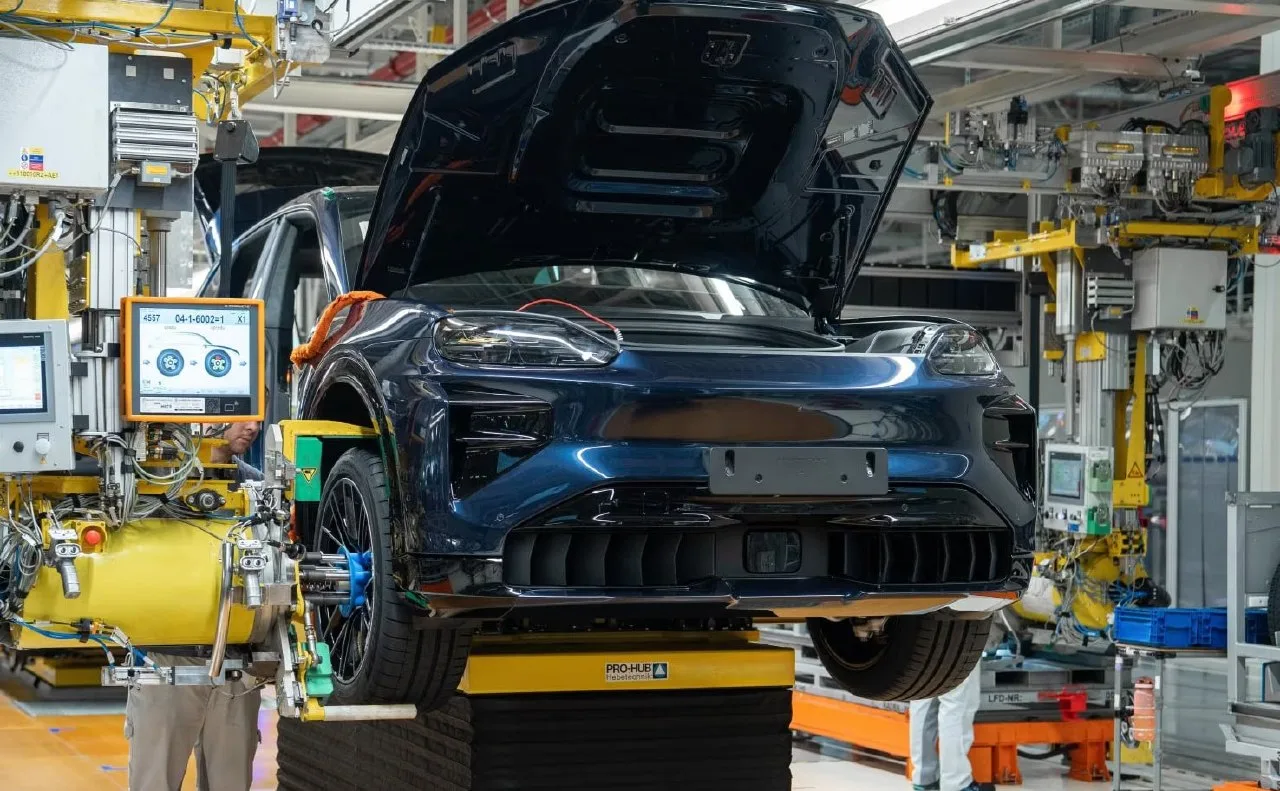 Porsche сокращает около 4 000 сотрудников в Германии — это примерно 10% штата. Под сокр...