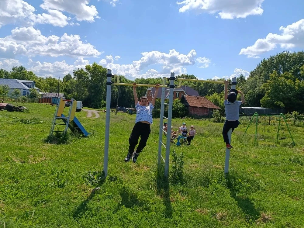 В пришкольном лагере сегодня царила атмосфера настоящего научного поиска. День начался с энергичной 