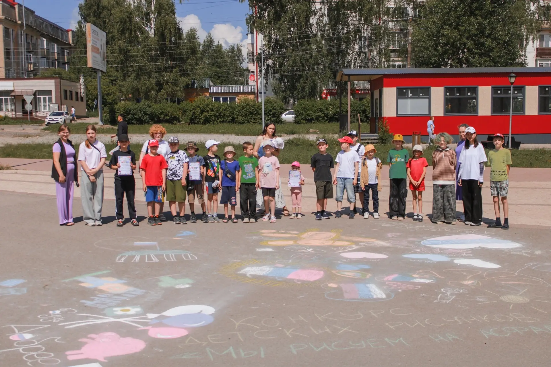 🎨 Яркий праздник творчества в ГДК! 
 
В городском Дворце культуры состоялся конкурс рисунков «Мы ри