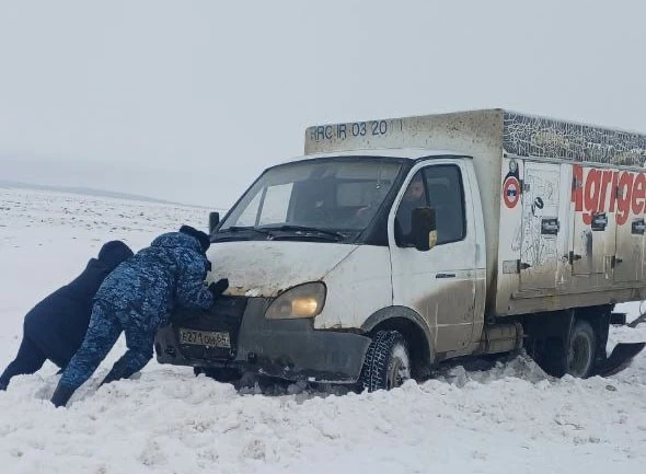 Судебные приставы пришли на помощь водителю, застрявшему в снегу  29 января на дороге вблизи села Се