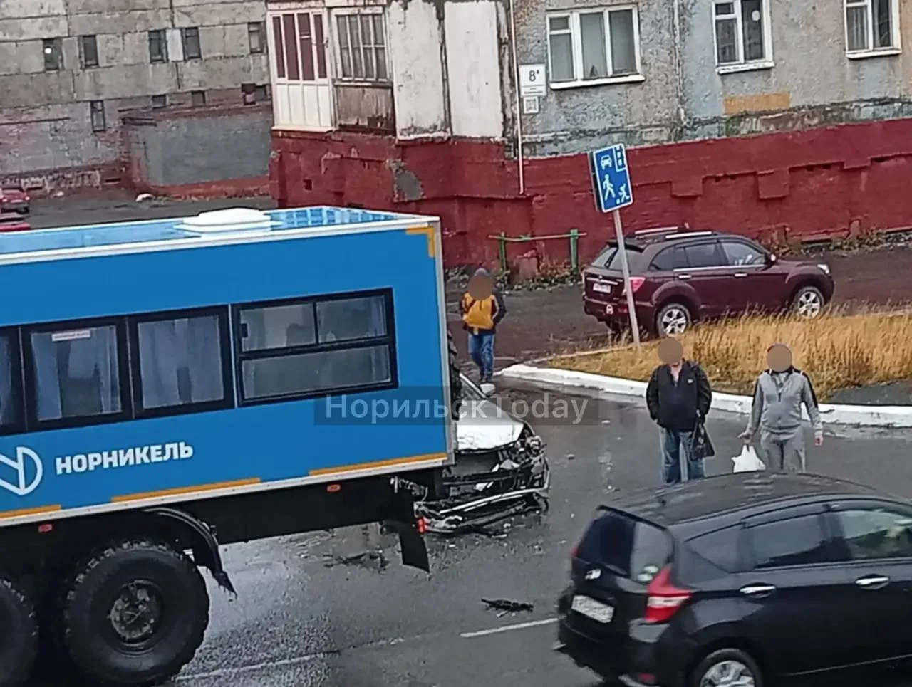 Прислали: «Сегодняшнее ДТП на Строительной,5, рядом с остановкой. Я не видела произошед...