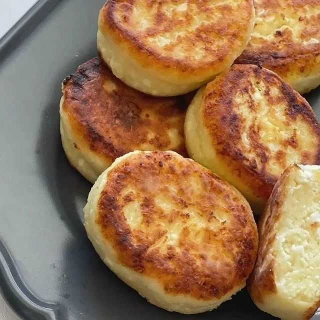 Вкусные, сочные СЫРНИКИ
КАК В РЕСТОРАНЕ.

Ингредиенты:
Творог жирный покупной 9% - 800 грамм;
Яйцо -