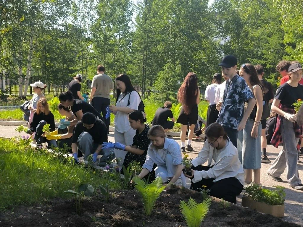 🌸 Аллея выпускников пополнилась новыми цветами!