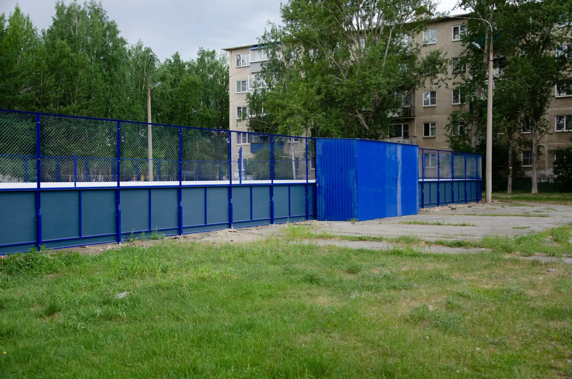 На Нижнем Кыштыме по программе инициативного бюджетирования полным ходом идёт монтаж новой хоккейной