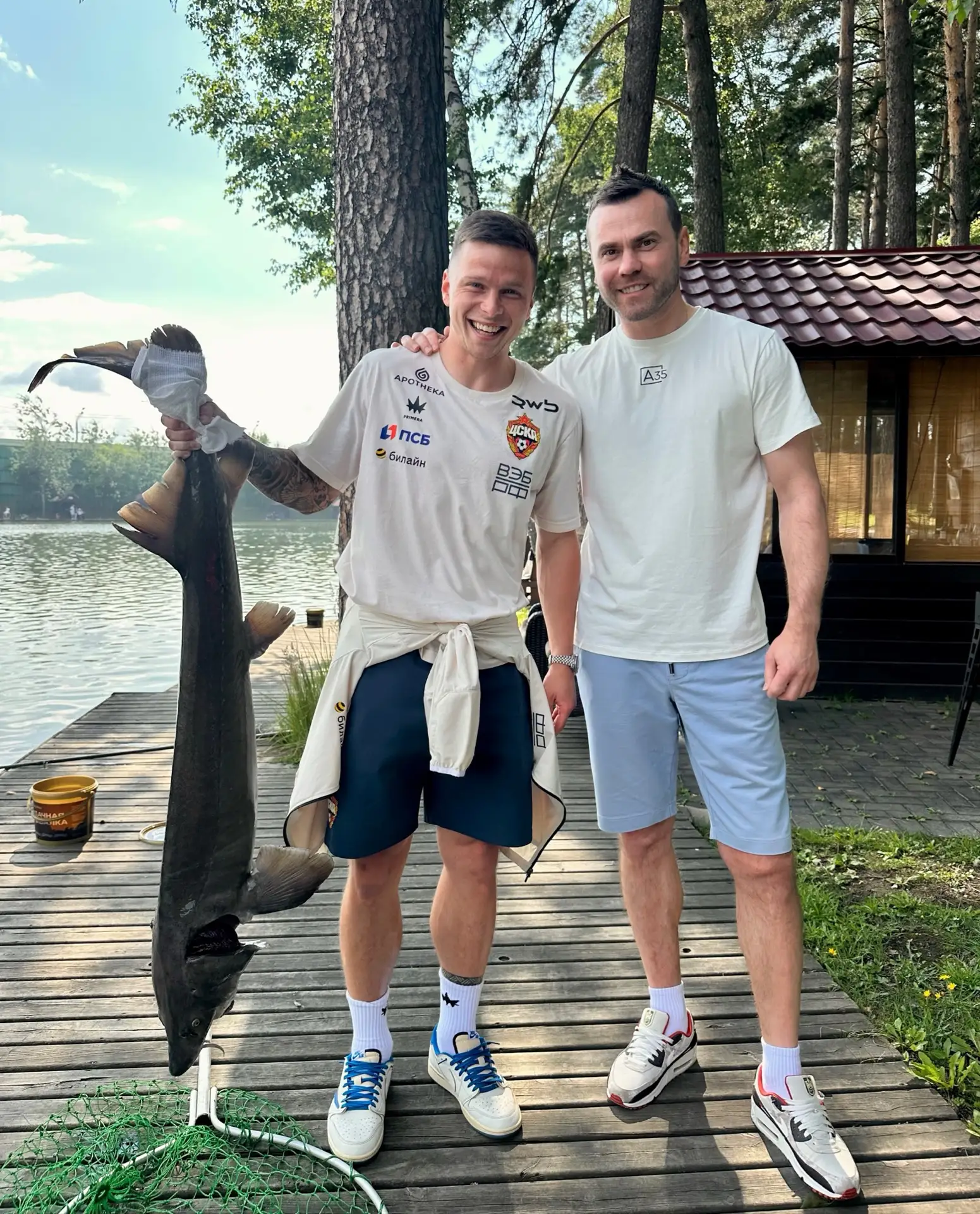 Под чутким руководством была поймана такая рыбина!
(После фото мы её сразу отпустили!)