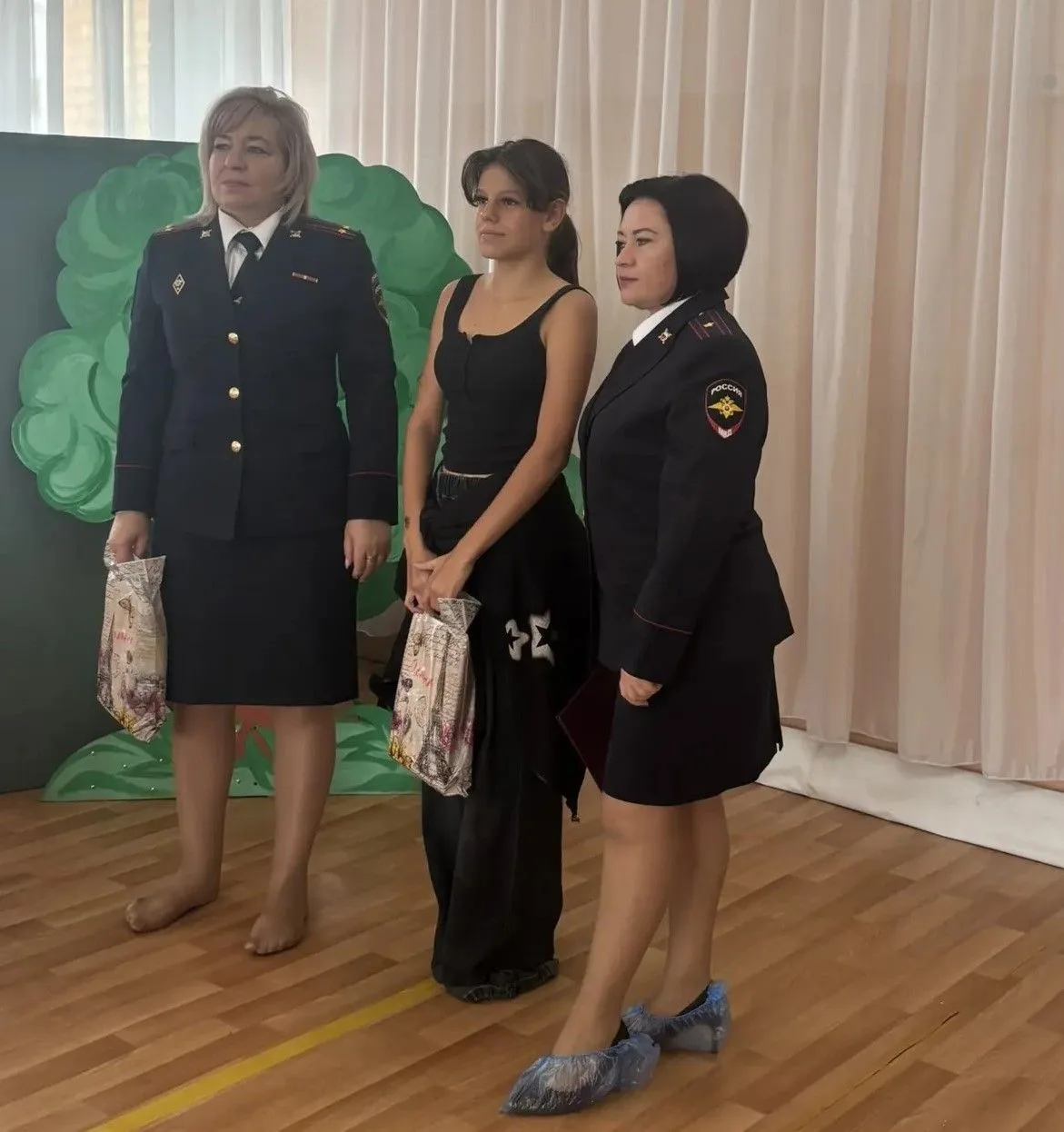 Полицейская забота: сотрудники ОМВД в Центре семьи «Ужурский» вручили детям подарки к 1...