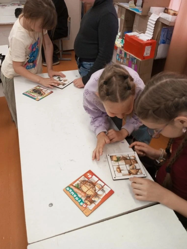 Играй, город! 🏙️
  
  Ребята из нашего лагеря протестировали  новые настольные игры от Краеведческо