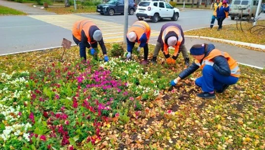 🍂 В Азнакаево продолжают осеннее благоустройство