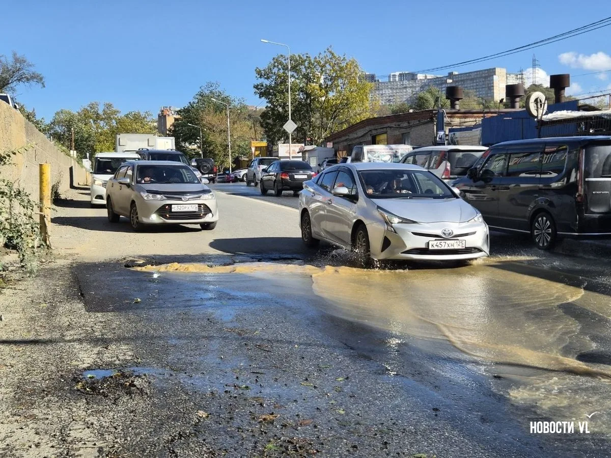 На Снеговой во Владивостоке вторые сутки вода из люка заливает дорогу
