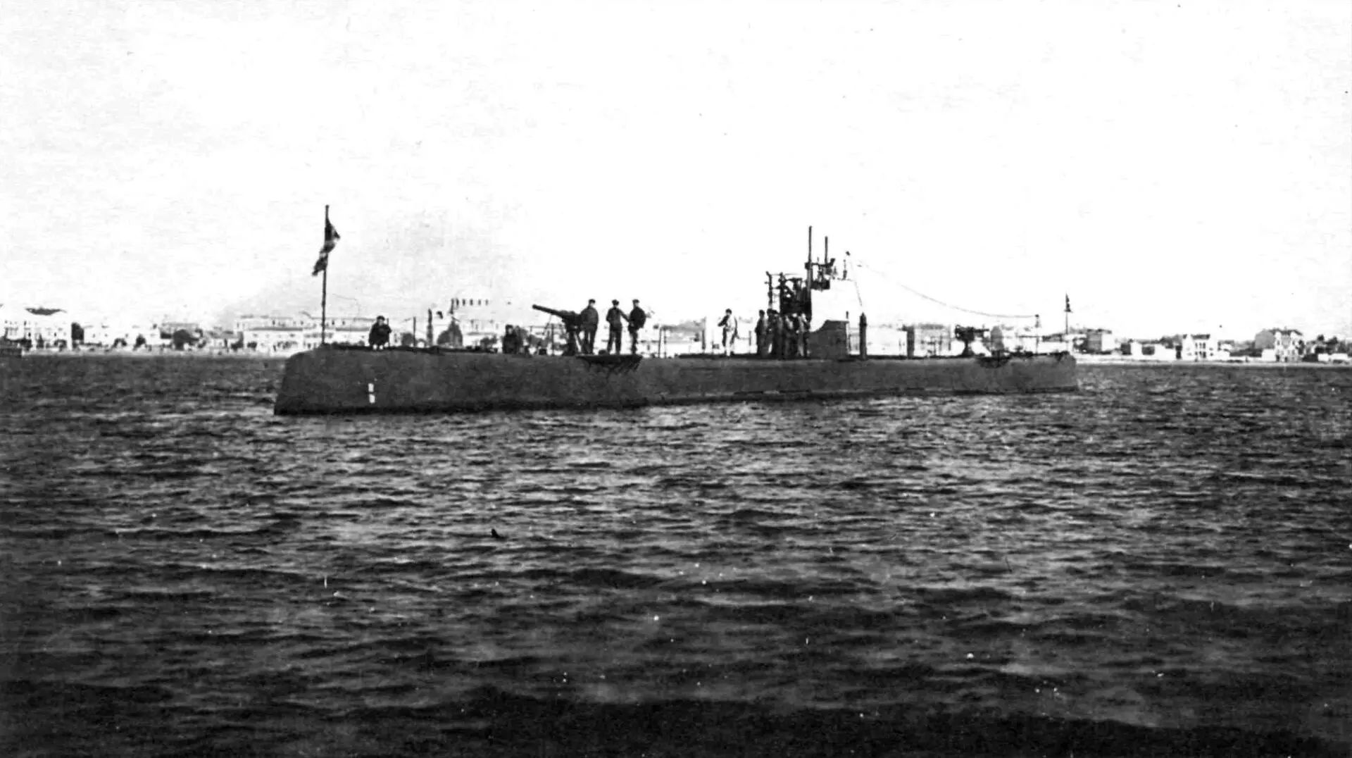 «Нерпа», после капитального ремонта в 1923 году получившая имя «Политрук», была подводн...