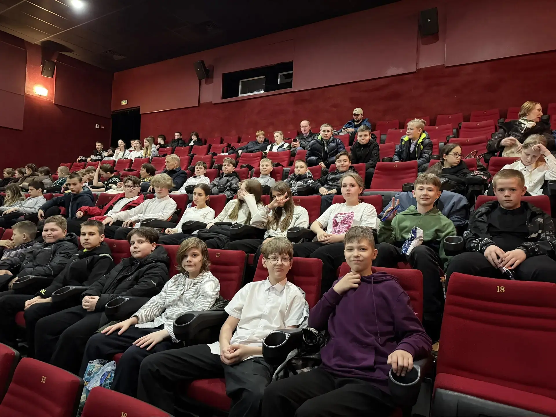 Сегодня, 9апреля, в рамках Недели космоса учащиеся 5а, 6г и 6д классов посетили кинотеатр и посмотре