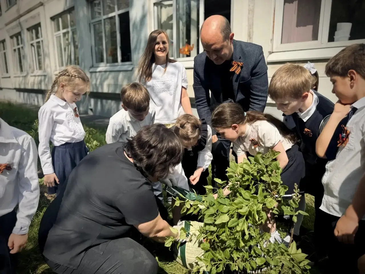 В Кадетской школе прошла традиционная акция «Сирень Победы»   В преддверии Дня Победы ученики первых