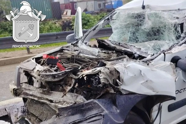 Стали известны обстоятельства аварии, в которой зажало водителя "Ларгуса"

Как сообщает ГУ МЧС по Ле